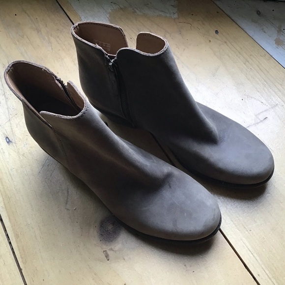 Clarks Wilrose Frost Taupe suede finish leather side zip gum sole boot 8.5 / 9 - Picture 15 of 15